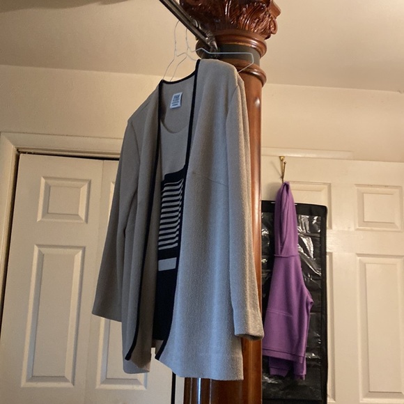 One piece sweater looks like 2 PCs knit - Picture 2 of 8